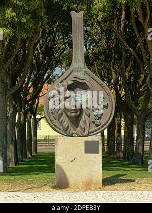 `Guitarra na Proa `, Bronzestatue zu Ehren der Fado-Musik, Bbelem, Lissabon, Portugal. Stockfoto